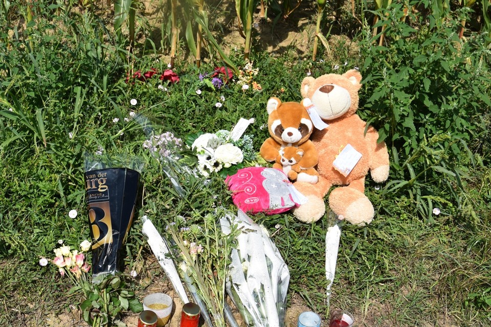 Familie en vrienden legden bloemen op de plaats van het ongeval. 