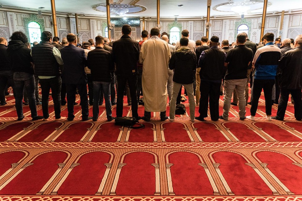 Moslims in de Grote Moskee in Brussel