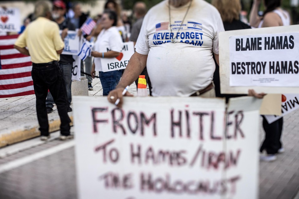 Pro-Israëlische betoging in Miami, Florida. De boodschap over Hamas, Hitler en de Holocaust is wat onscherp.