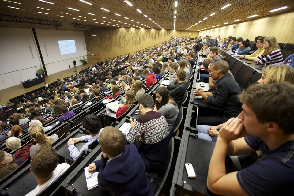 Nederlands blijft de dominante taal aan de Vlaamse universiteiten, zegt de Taalunie. 