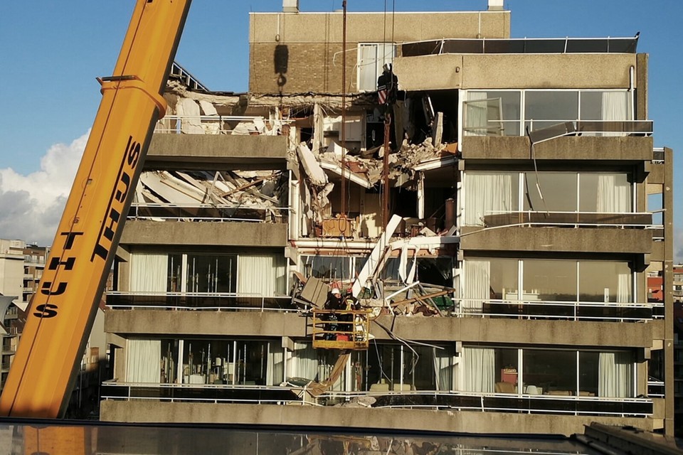In Nieuwpoort viel begin januari een grote werfkraan op een appartementsgebouw. 
