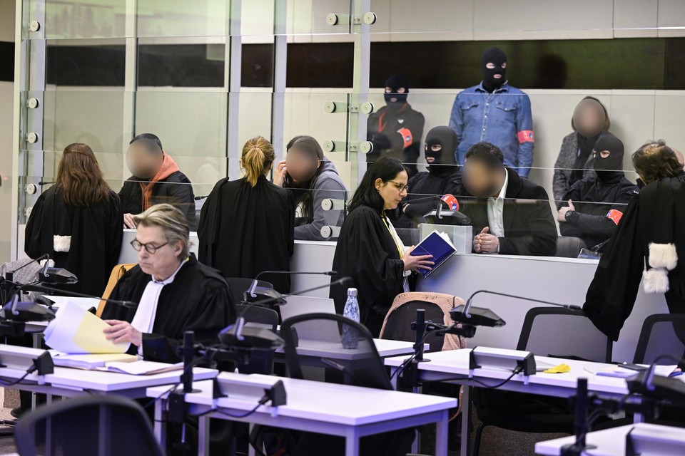 Beschuldigden Mohamed Abrini, Osama Krayem, advocaat Delphine Paci en beschuldigde Salah Abdeslam tijdens een zitting van het proces over de aanslagen van 22 maart 2016 voor het hof van assisen, in april op de Justitia-site in Haren, Brussel.