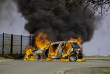 thumbnail: De eerste auto die in brand werd gestoken. 