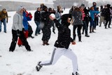 thumbnail: Mensen houden een sneeuwbalgevecht in Washington DC. 