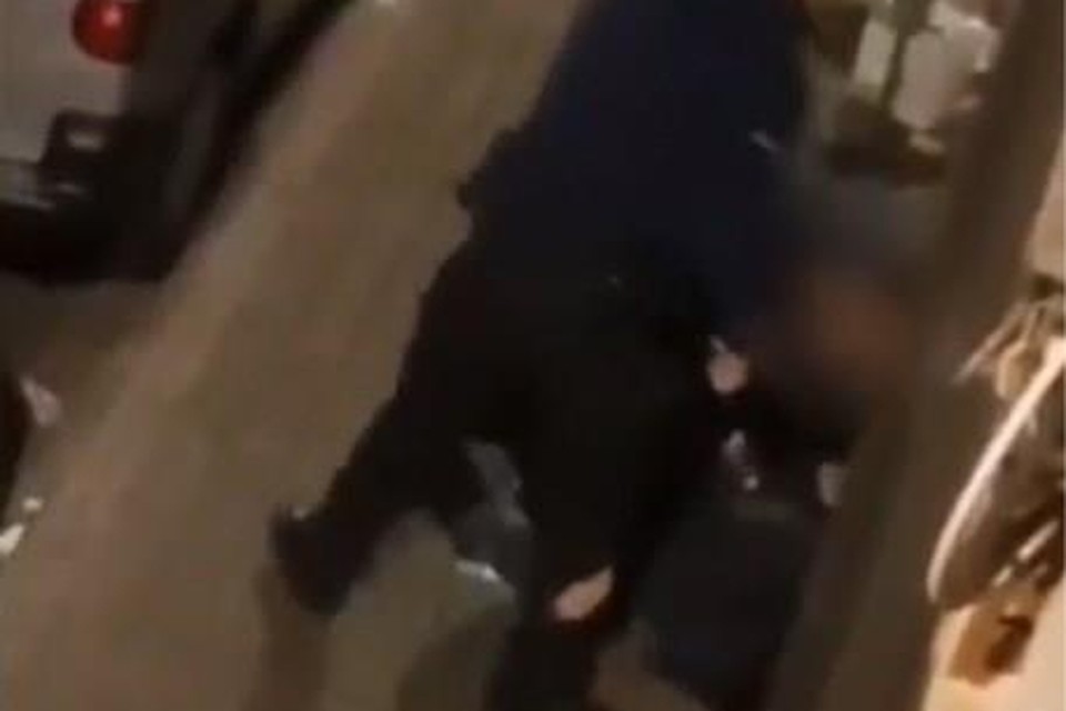 De video waarop het vermoedelijke politiegeweld te zien is, circuleerde via Facebook. 