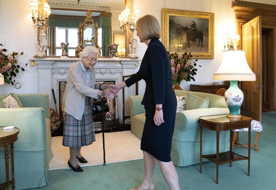 De nieuwe Britse premier Liz Truss ontmoet de Queeen. 