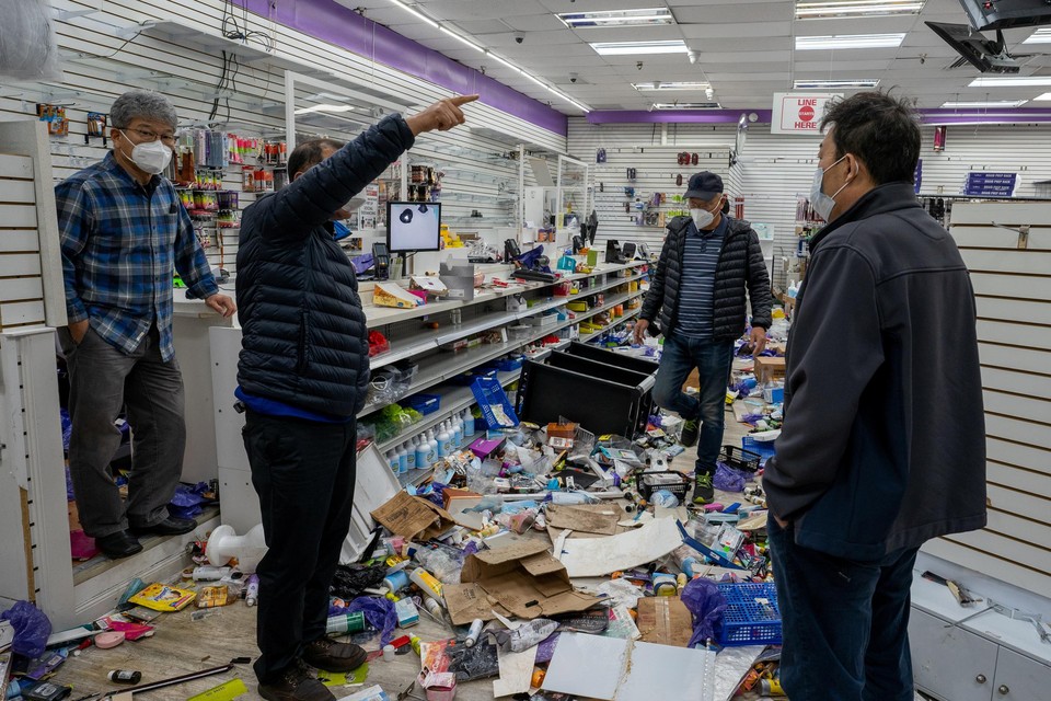 De schade wordt opgemeten na de vernieling van een winkel in Philadelphia. 