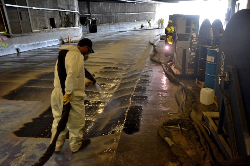 De asfaltlaag en waterdichting van de Hallepoorttunnel werden helemaal vernieuwd 