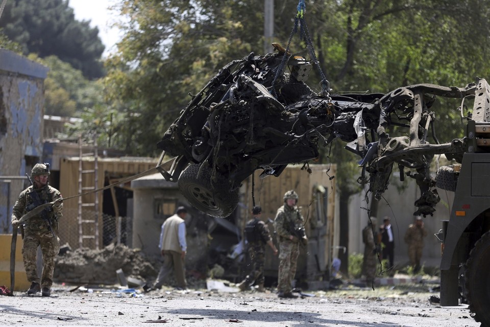 Bij een aanslag in de Afghaanse hoofdstad Kabul kwamen een Amerikaanse en een Roemeense soldaat en tien anderen om het leven. 