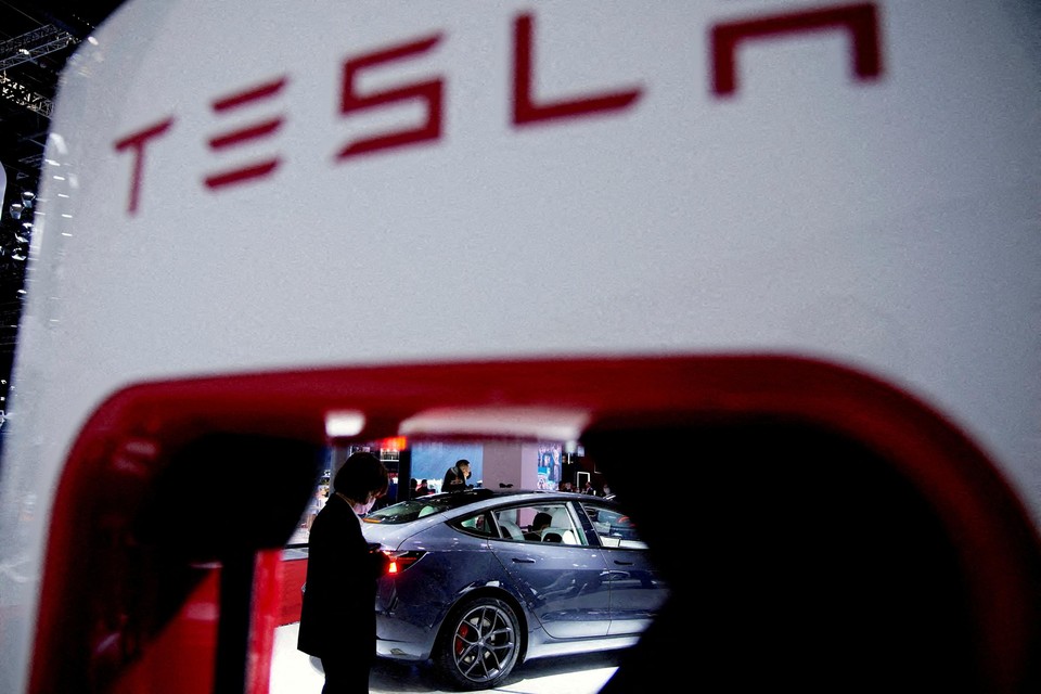 Slechte verkoop dwingt Tesla tot lagere prijzen | De Standaard Mobile