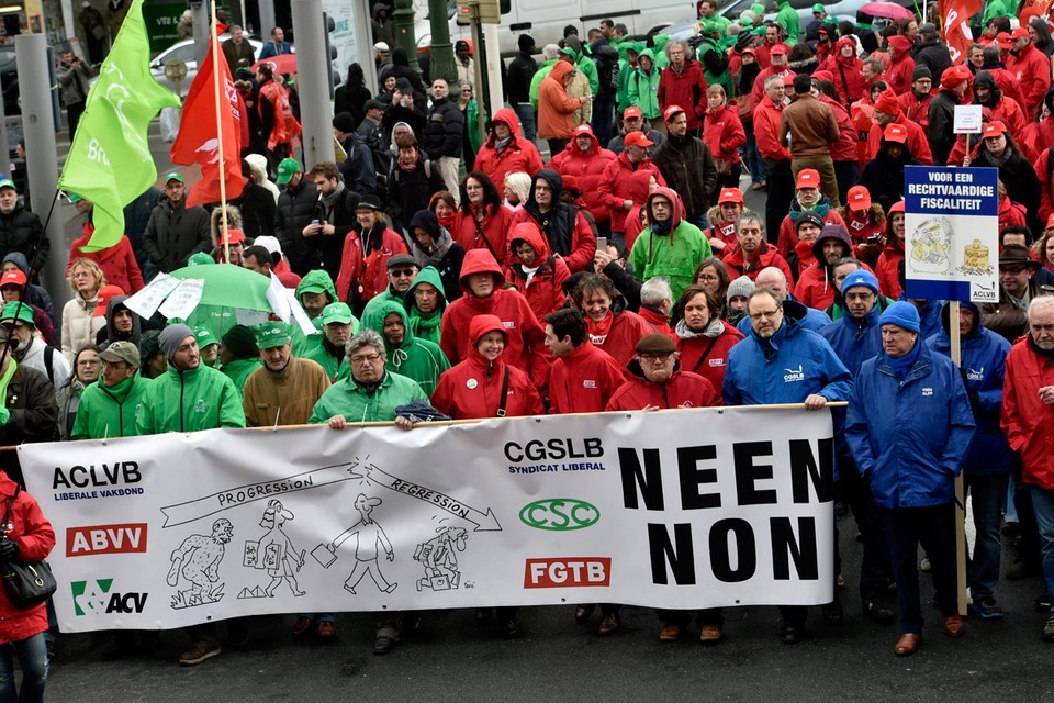 MAANDAG. Het gemeenschappelijk vakbondsfront heeft maandag een paar duizend man op de been gebracht voor een betoging door de Brusselse straten tegen het ‘asociaal beleid’ van de regering-Michel.