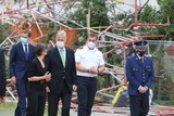 thumbnail: Koning Filip op bezoek bij de rampplek. Naast hem ﻿provinciegouverneur Cathy Berx en daarachter premier Alexander De Croo. 