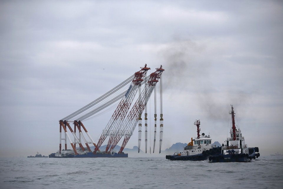 De hijskranen die de gezonken ferry voor de kust van Zuid-Korea moeten bergen zijn ter plaatse. 