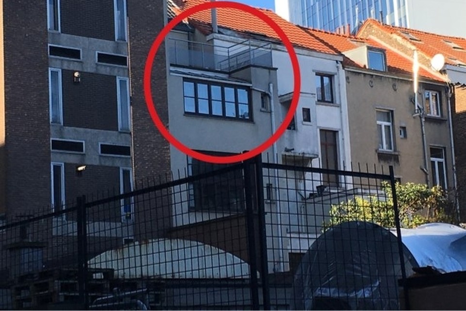 De feiten speelden zich af op het balkon van de woning in Sint-Joost-ten-Node. 
