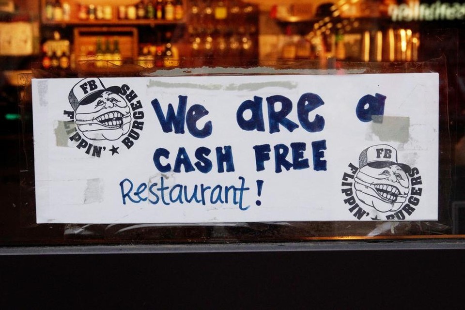 Een restaurant in Zweden maakt duidelijk dat er niet meer met baar geld betaald kan worden.