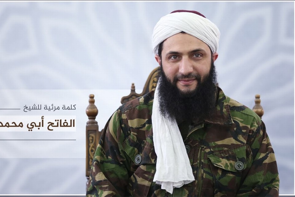 Abu Mohamad al-Golani kondigde de breuk aan in een videoboodschap. 