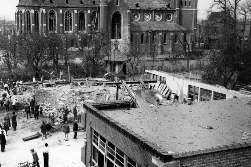 De Heilig Kruis-kerk in 1943, met op de voorgrond de getroffen school. 