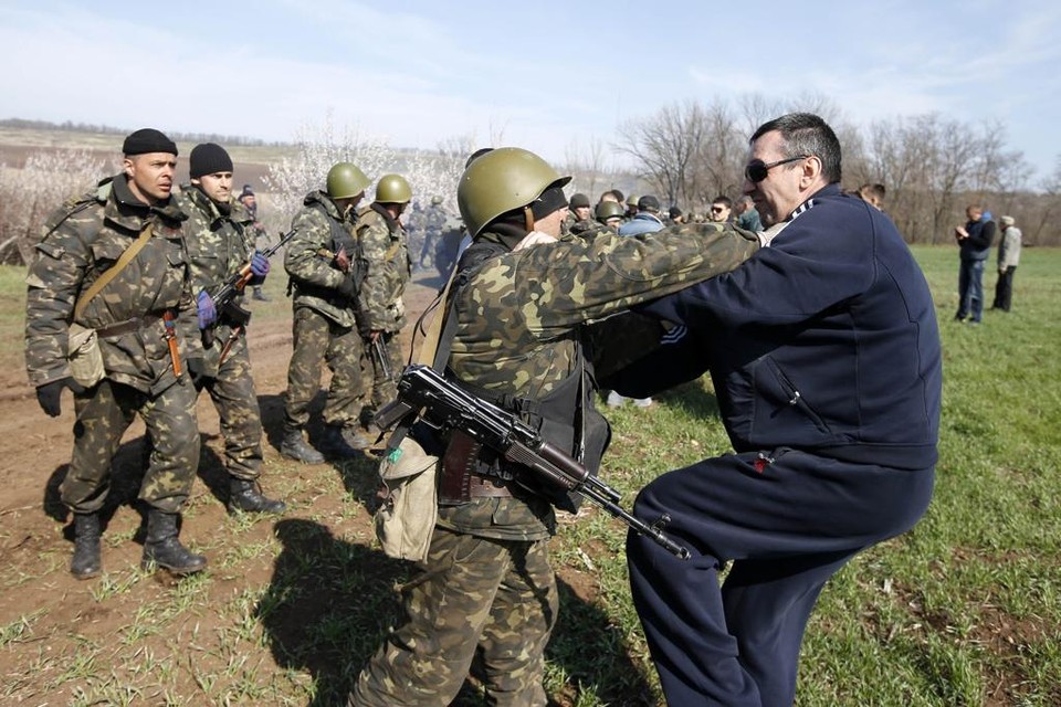 In een veld nabij Kramatorsk kwam het tot een handgemeen tussen Oekraïense soldaten en een pro-Russische manifestanten.