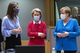 thumbnail: Sophie Wilmès, Ursula von der Leyen en Angela Merkel.  