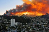 thumbnail: ZATERDAG/ZONDAG. In Chili zijn al minstens elf mensen omgekomen bij een gigantische brand in de Chileense havenstad Valparaiso. Intussen zoeken de hulpdiensten koortsachtig verder naar andere slachtoffers.