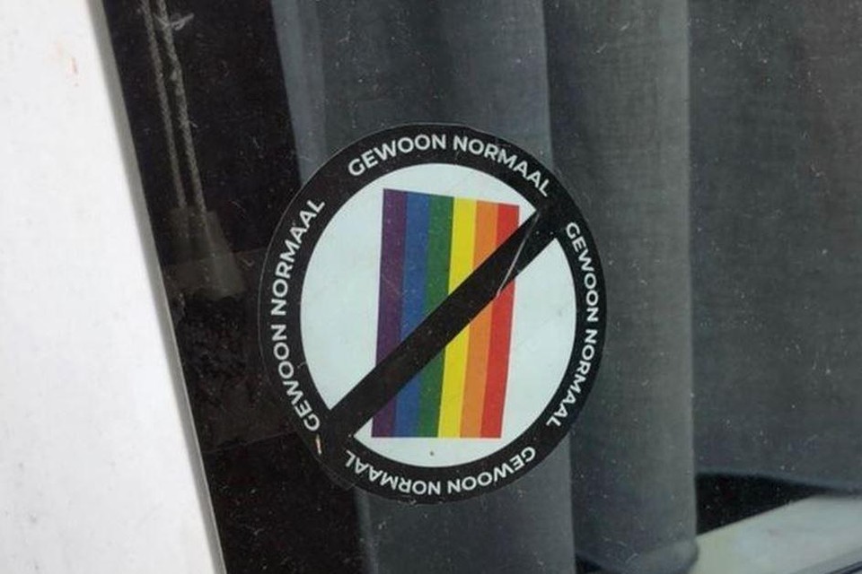 Deze homofobe stickers doken dit weekend op in Antwerpen. 