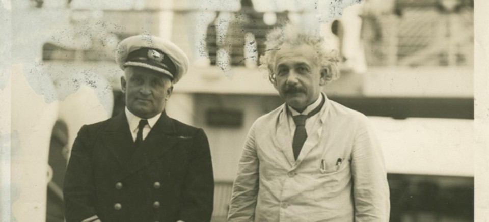 Albert Einstein in 1930 op het dek van de SS Belgenland.