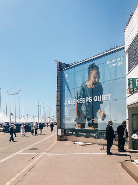 Een majestueuze banner in Cannes voor Van Dijls film.
