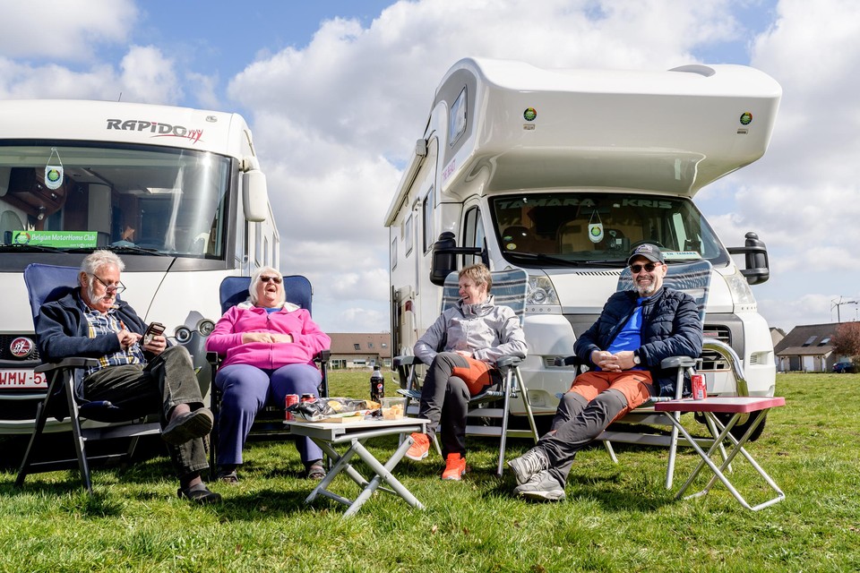 Veel Belgen kopen of huren een camper. Foto: voorzitter van Belgian Motorhome Club Kris en vrouw zijn samen op stap met vrienden.  