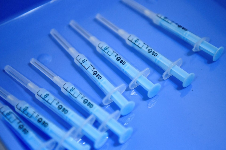 ‘Wanneer het virus in belangrijke mate verandert, moet ook het vaccin worden aangepast’, zegt Geert Leroux-Roels. 
