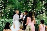 thumbnail: De bruidsmeisjes droegen poederroze jurken van Alberta Ferretti 