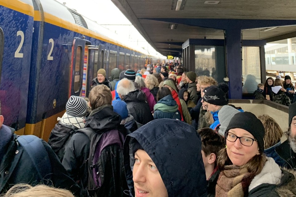 Overvolle perrons voor de treinen richting klimaatbetoging. 