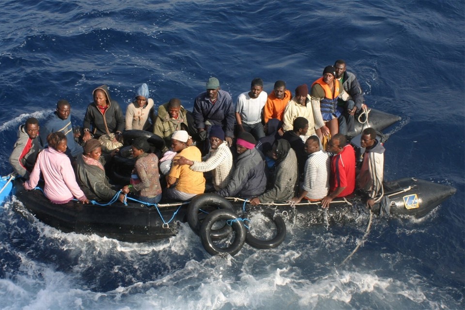 Bootvluchtelingen voor de kust van Lampedusa 