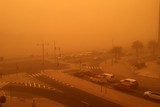 thumbnail: DONDERDAG. Auto's rijden door Dubai tijdens een gigantische zandstorm.