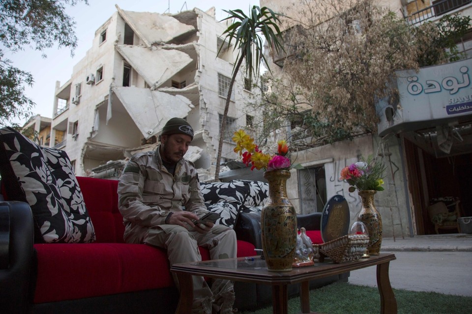 Een strijder van Jabhat al-Shamiya op een controlepost in Aleppo in 2016. 