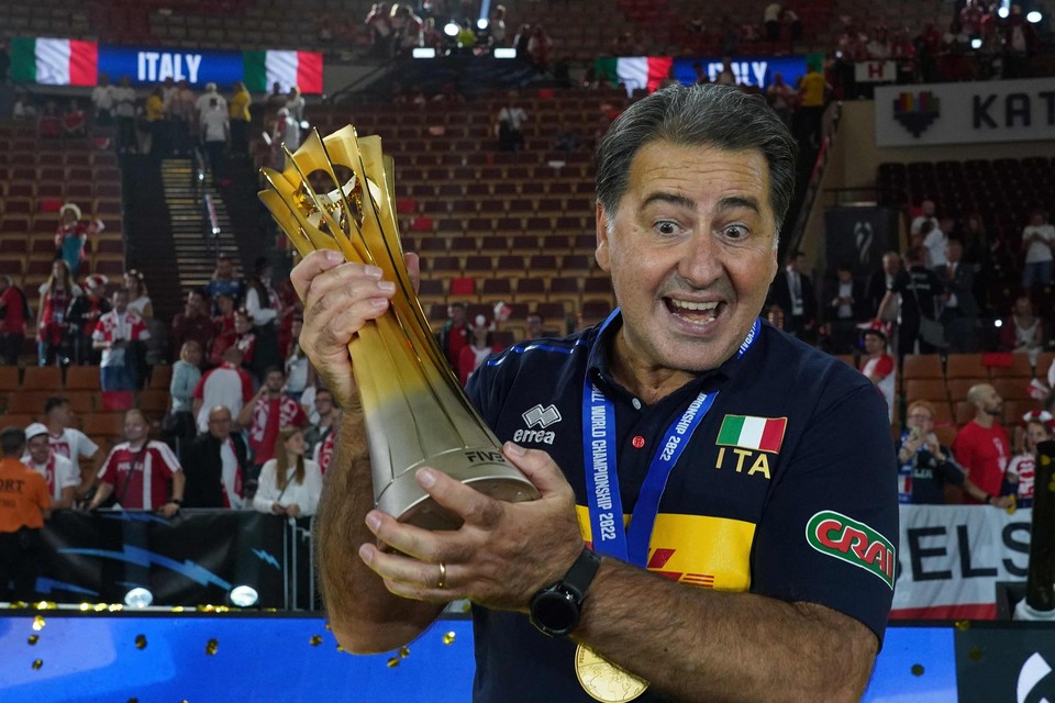 De Italiaanse bondscoach Ferdinando de Giorgi triomfeert met de trofee. 