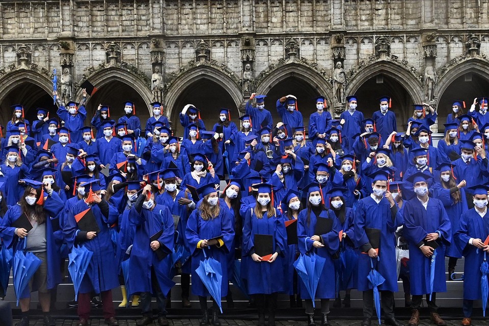 De ‘Graduation ceremony’ van de VUB op de Brusselse Grote Markt  