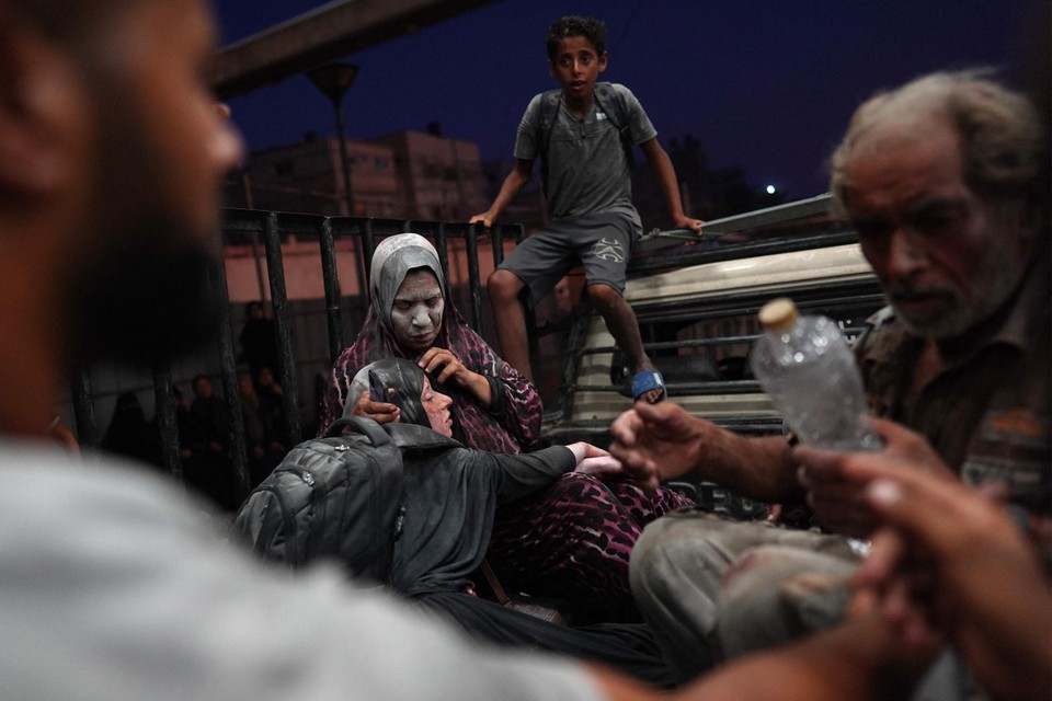 Gewonde Palestijnse vrouwen komen aan in het Nassr-ziekenhuis in Khan Yunis, in Gaza, eergisteren.