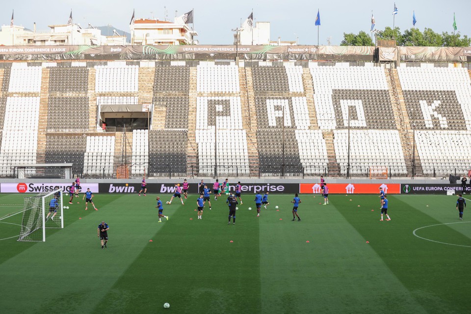 Club trainde woensdag in het Toumbastadion, dat er nog vredig bijlag onder  de Griekse zon. Vanavond zal de sfeer anders zijn in Thessaloniki.