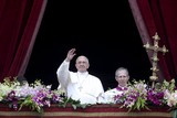 thumbnail: De paus sprak de zegen uit vanop het balkon van de Sint-Pietersbasiliek 