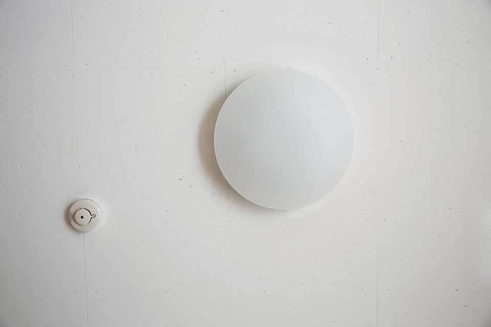 Een eenvoudige lamp siert het plafond. 