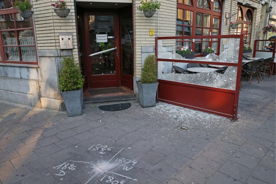 In juli 2018 vond een aanslag plaats op de pitazaak in Antwerpen-Noord die eigendom was van peetvader Bayram Y. 