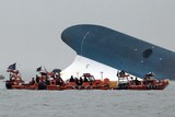 thumbnail: WOENSDAG. Voor de kust van Zuid-Korea is een ferry met 459 mensen gekapseisd. Er zijn minstens vier doden gevallen, bijna 300 passagiers zijn nog vermist. Reddingswerkers noemen de kans dat nog overlevenden gevonden worden gering.