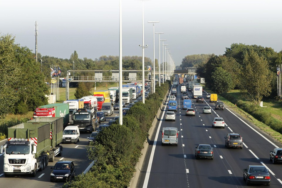 Kort na het ongeval stond er al een file van een vijftal kilometer. ‘En die groeit nog altijd aan’, klinkt het bij het Vlaams Verkeerscentrum. 