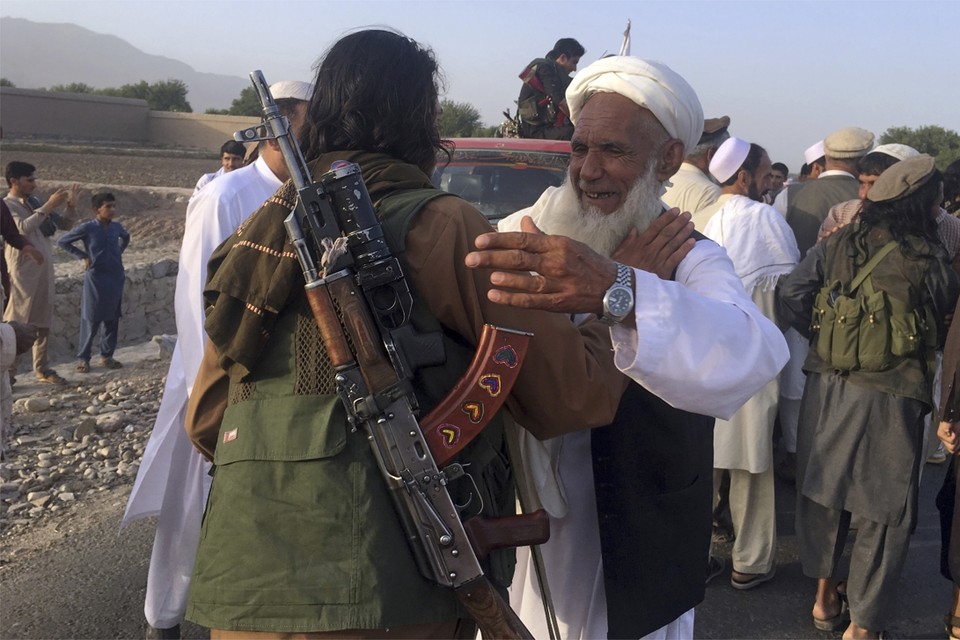 Berichten over een staakt-het-vuren zorgden voor een verzoening tussen talibanstrijders en andere Afghanen (foto), maar de gijzeling bewijst dat de problemen nog niet definitief zijn opgelost. 