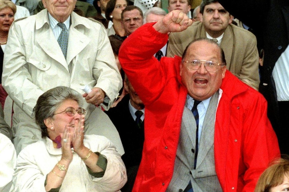 Dehaene, met naast hem zijn vrouw Célie, viert de overwinning van zijn favoriete voetbalclub Club Brugge, die Cercle Brugge heeft geklopt in 1996.