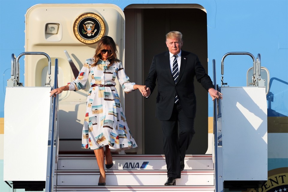 President Trump en Melania Trump komen toe in Japan. 