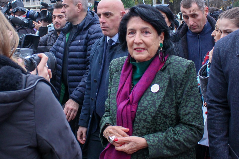 Zourabisjvili steunt de protesten tegen de wet, omdat die de Europese ambities van Georgië hypothekeert.
