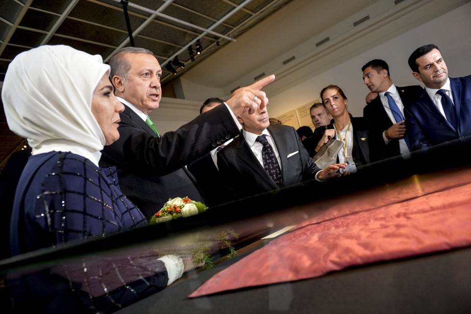 Erdogan (wijzend) en zijn echtgenote zijn op staatsbezoek in ons land. Ze bezochten onder meer Europalia (foto). 