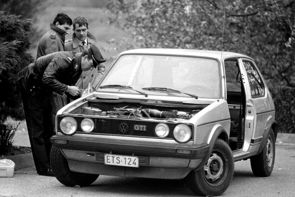 Politie onderzoekt een wagen van de Bende van Nijvel in 1985 