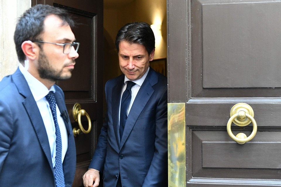 Kandidaat-premier Guiseppe Conte verlaat zijn huis om te gaan overleggen met president Mattarella. 